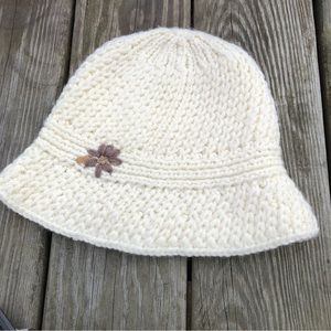 ANNE KLEIN Knitted white Women's Bucket HAT with brown stitched Flower